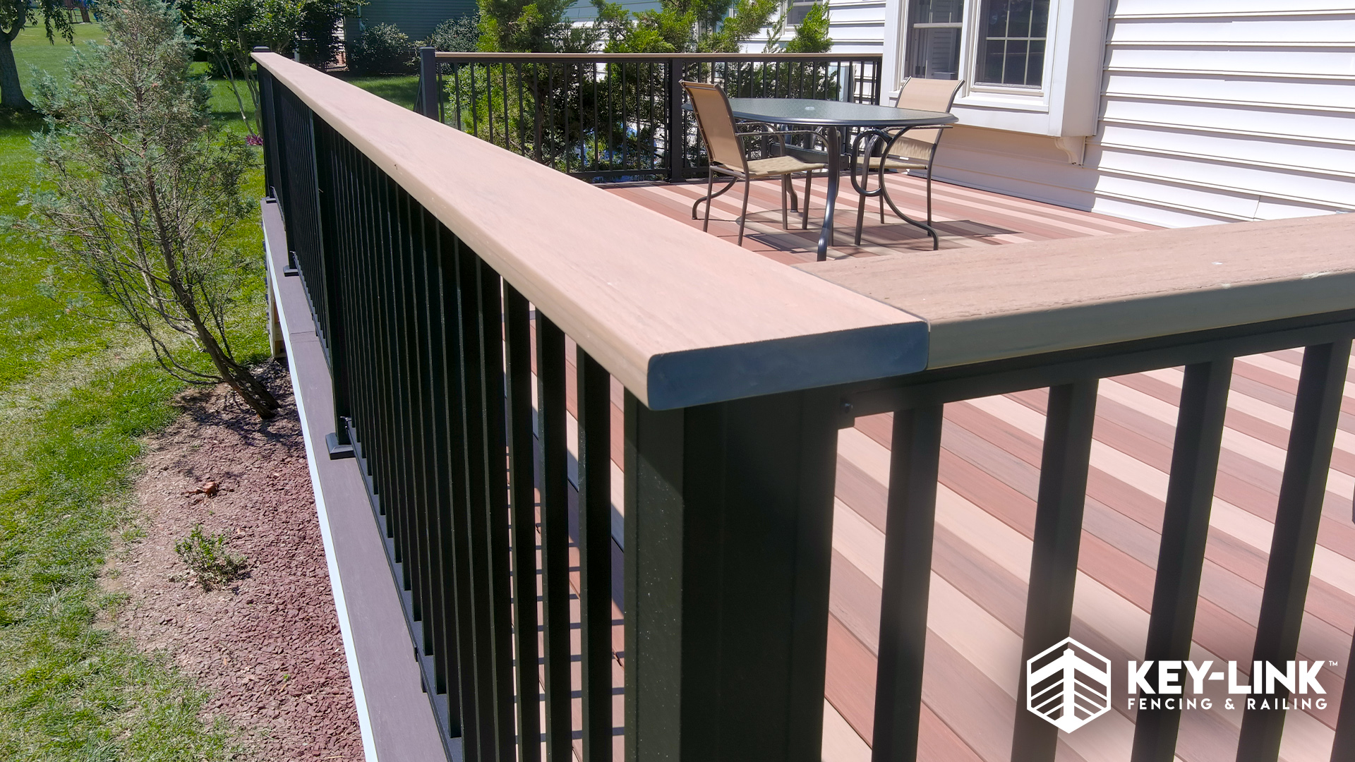 niece-key-link-chesapeake-series-textured-black-square-balusters
